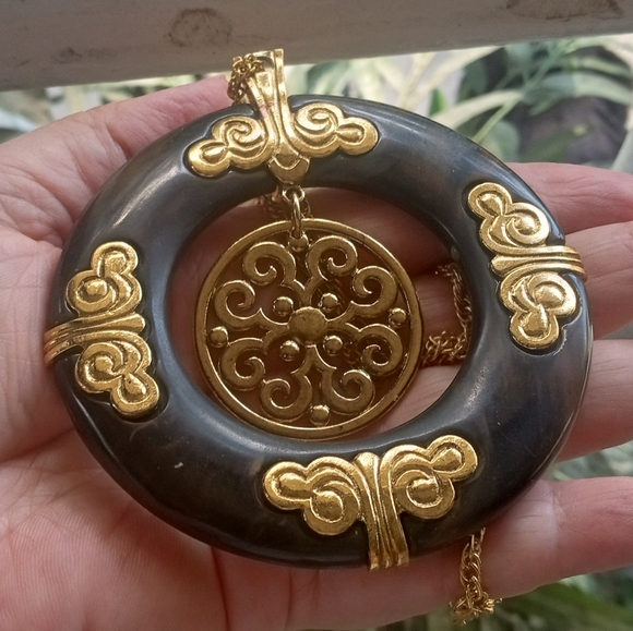 Trifari VTG Brown With Gold Tone Scrolls Spinner 3.5" Pendant Chain Necklace - Picture 5 of 13